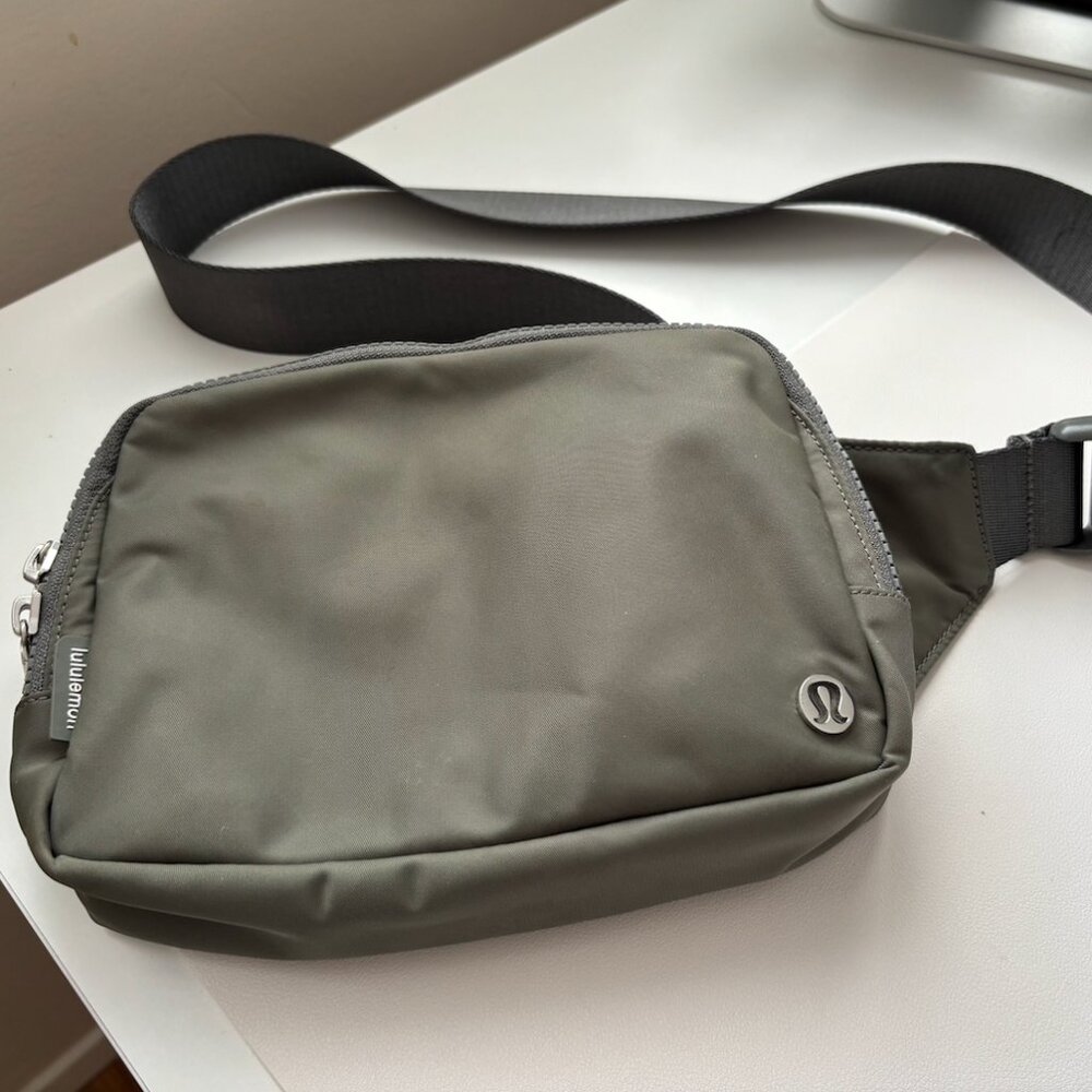 Lululemon Everywhere Belt Bag 2L - Olive Green